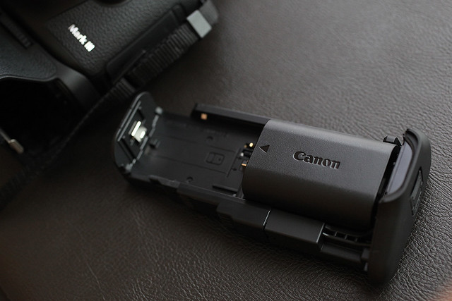 Canon BG-E11 ( Battery Grip for EOS 5D Mark III )